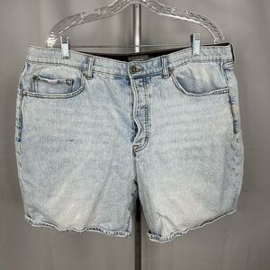 Torrid Feel the Fit Hidden Button-Fly Light Blue Denim Shorts Plus Sz 18 **